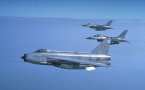 Vol en formation de ce Lightning F6 avec deux F-16