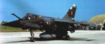 Retour de ce Mirage F-1 CT d'une mission en Bosnie, quip d'un rservoir supplmentaires, de bombes de 250 kg, de Contre mesures lectroniques, et de missiles Magic II