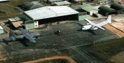Splandide C-160 F face  face avec un Hercule sur une base en Outre-mer...
