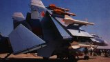 Avec ses ailes repliables, on comprend comment ce Su-33 de la Marine prend moins de place...