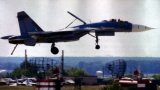 Encore un atterrissage, mais cette fois-ci, c'est un Su-33, notez la crosse d'arrt dploye....