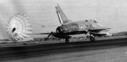 Atterrissage d'un F-100 venant juste d'tre livr. Il porte encore le matricule amricain.